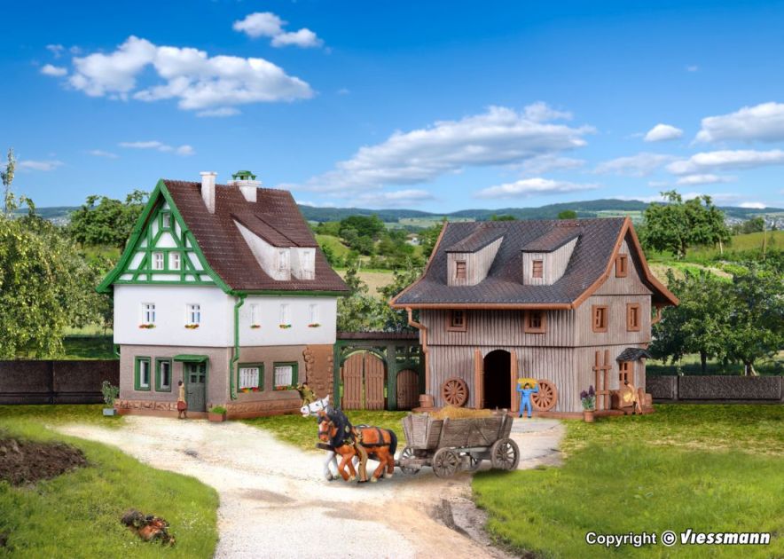 Z-Bauernhaus mit Scheune und Hoftor