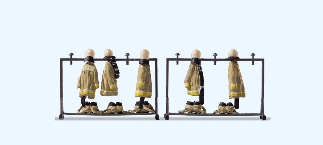 Beige Feuerwehruniformen auf 2 Ständer