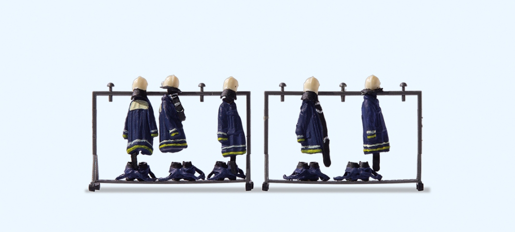 Blaue Feuerwehruniformen auf 2 Ständer