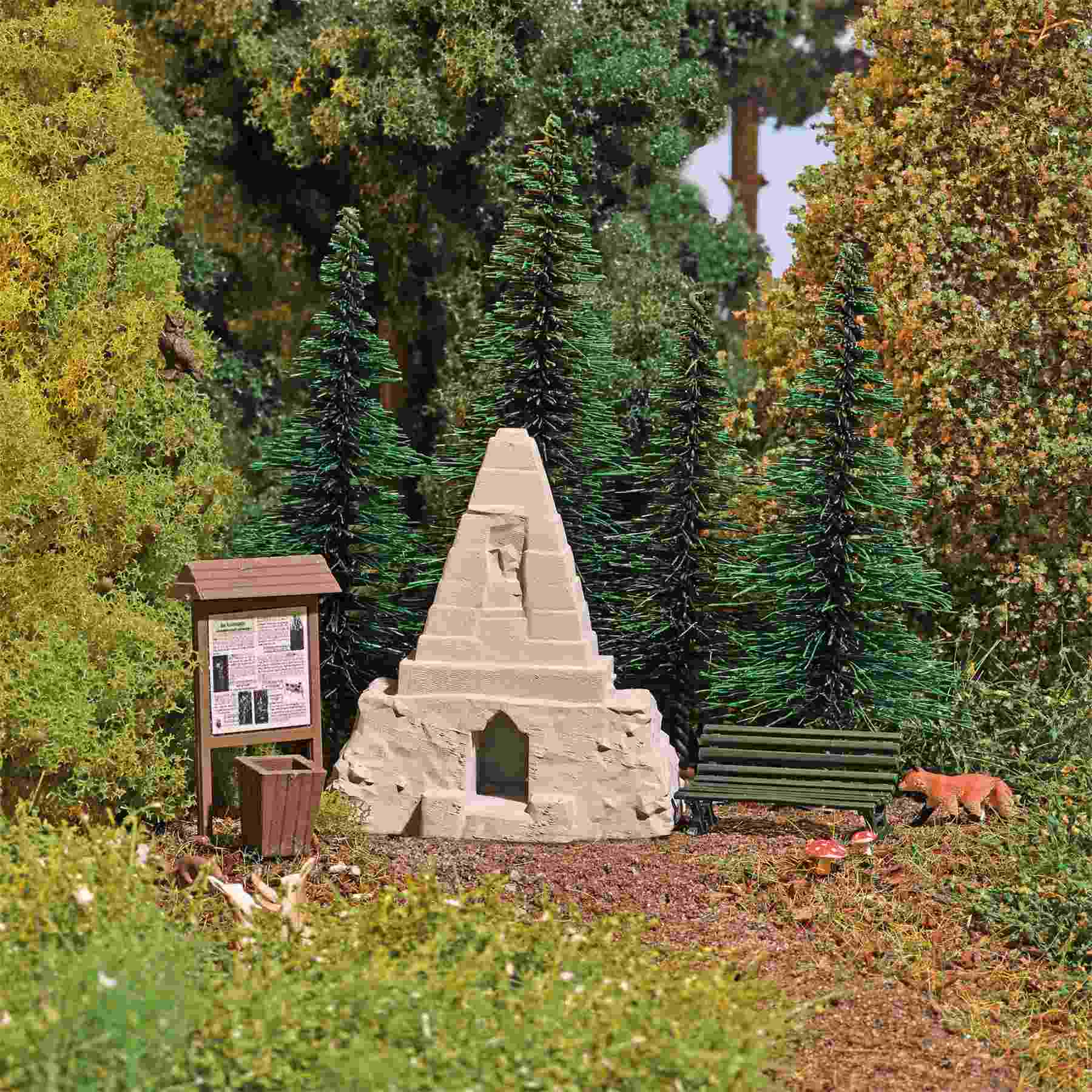 Obelisk im Wald